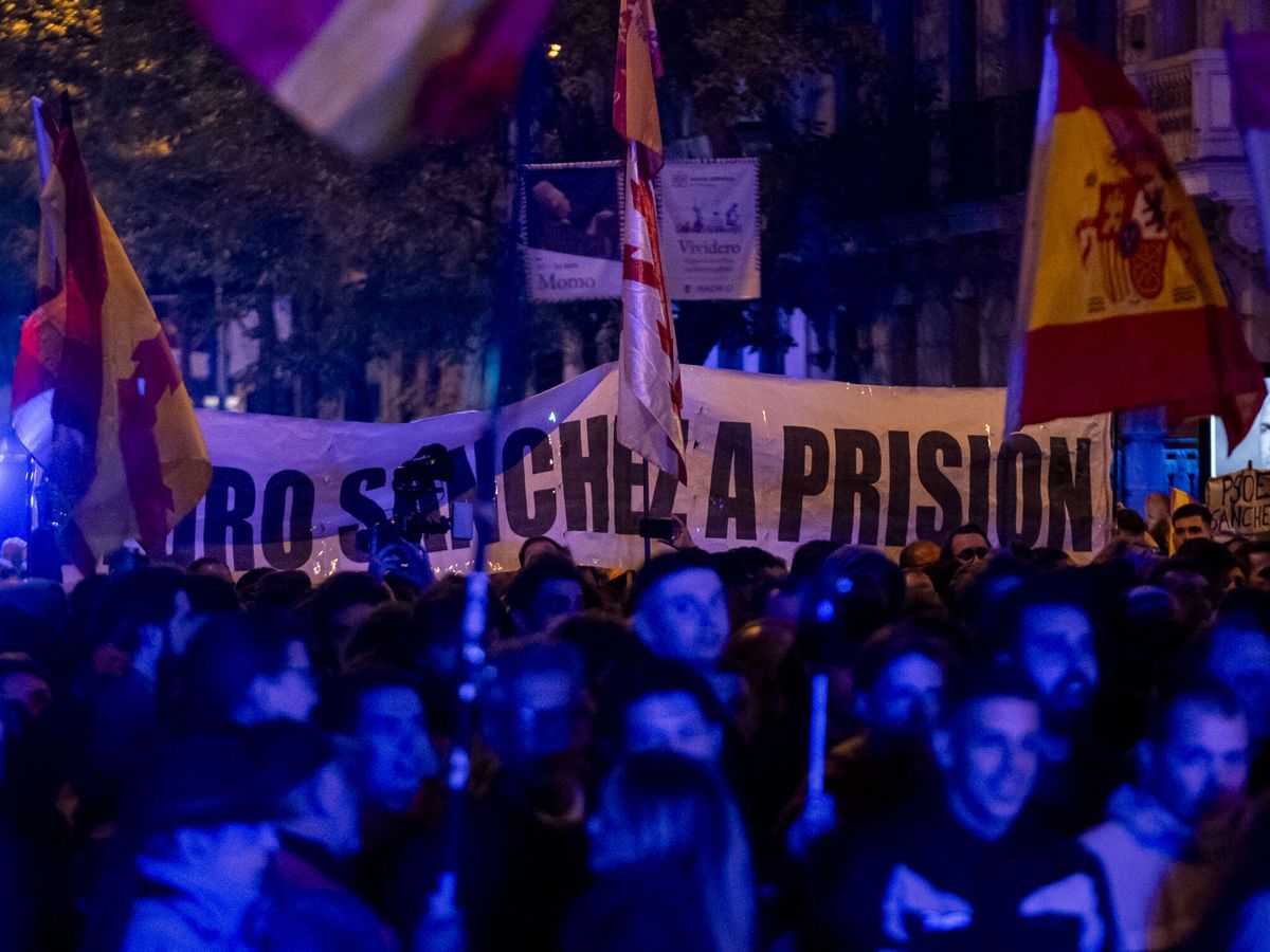 Foto: Decimotercera jornada de protestas en Ferraz coincidiendo con el primer día de investidura (Pérez Meca - Europa Press)