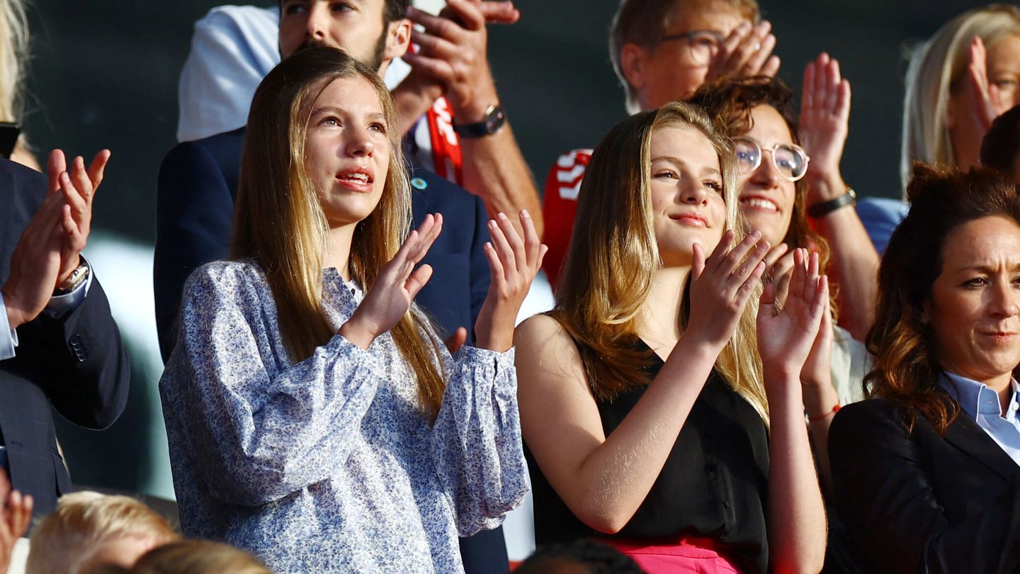 Leonor y Sofía, aplaudiendo minutos antes de comenzar el partido. (Reuters/Lisi Niesner)