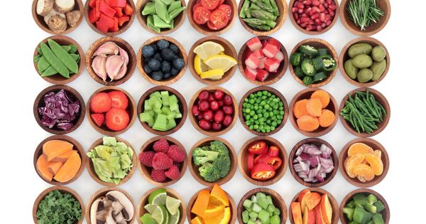 Foto: Frutas y verduras crudas, esenciales en el patrón de la dieta paleo. (iStock) 