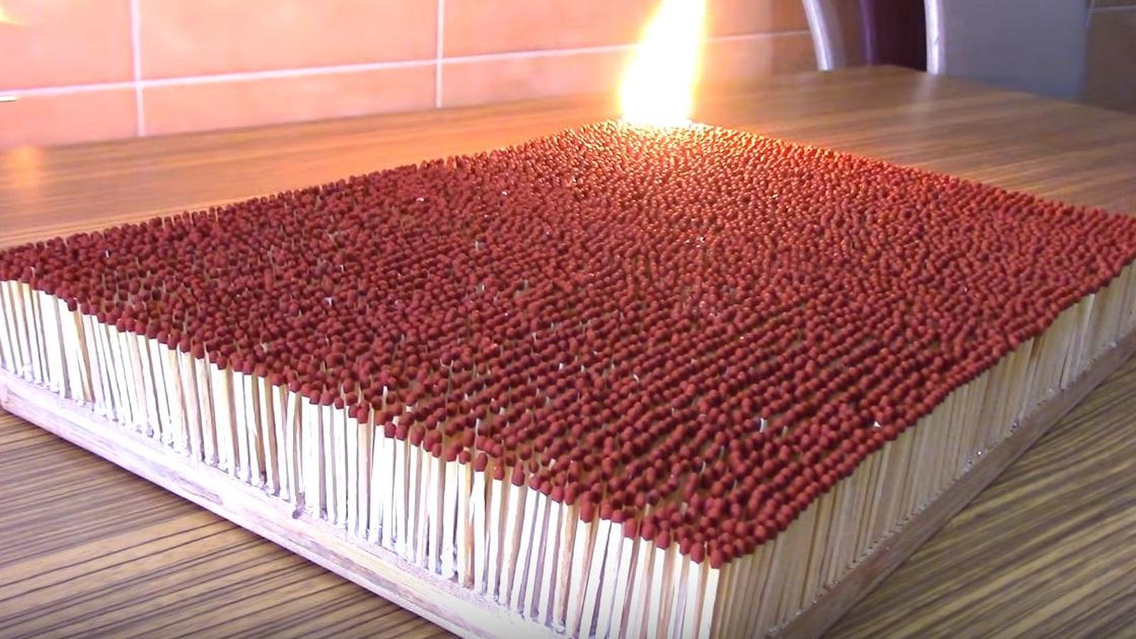 Foto: Esto es lo que pasa al quemar 6.000 cerillas a la vez (YouTube)
