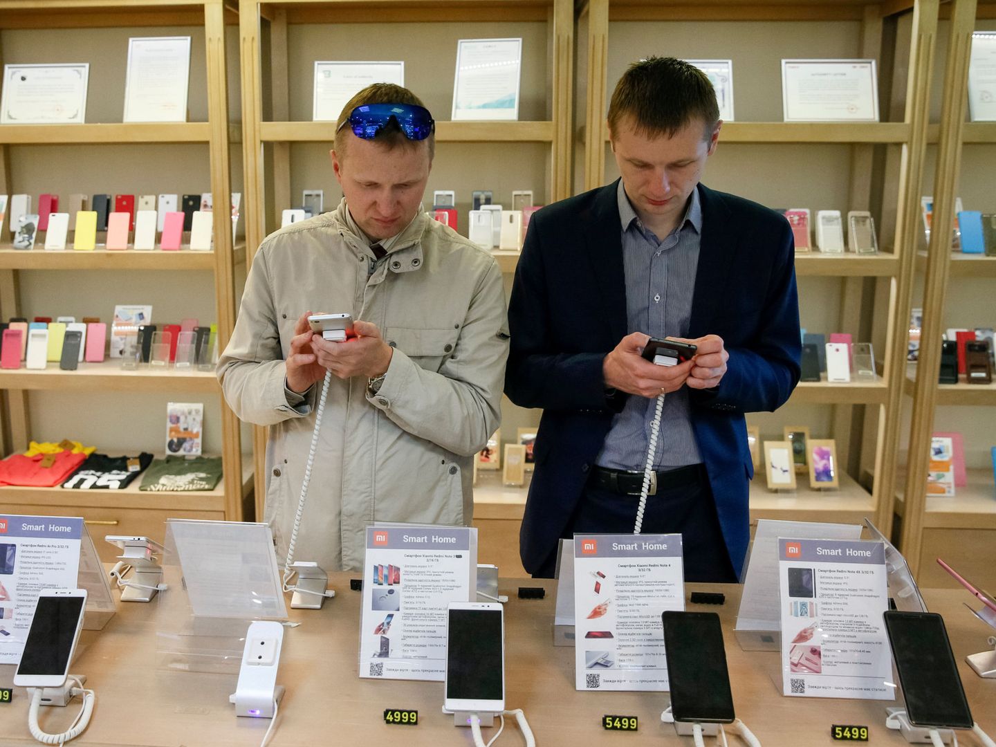 Vista de dos clientes en una tienda de Xiaomi en Kiev. (Reuters)