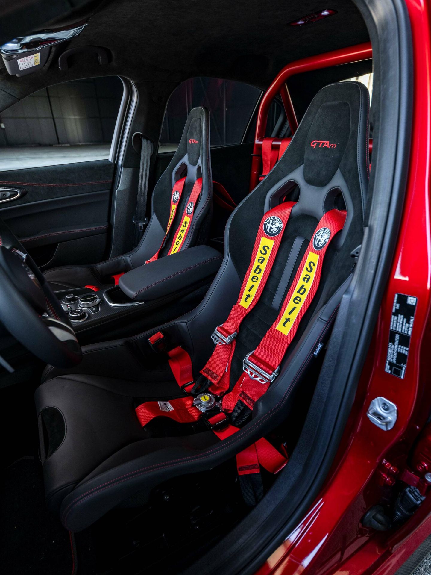 El interior del Giulia GTAm monta asientos de competición tipo baquet, elimina los traseros y añade una jaula antivuelco en el habitáculo.