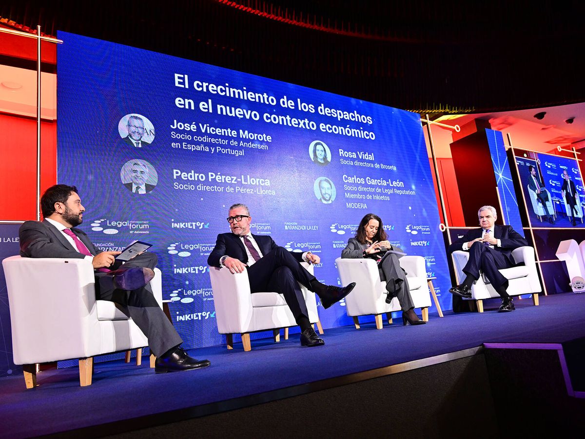 Foto: De izquierda a derecha: Carlos García-León, de Legal Reputation (moderador); José Vicente Morote, de Andersen; Rosa Vidal, de Broseta, y Pedro Pérez-Llorca, de Pérez-Llorca. (Cedida)
