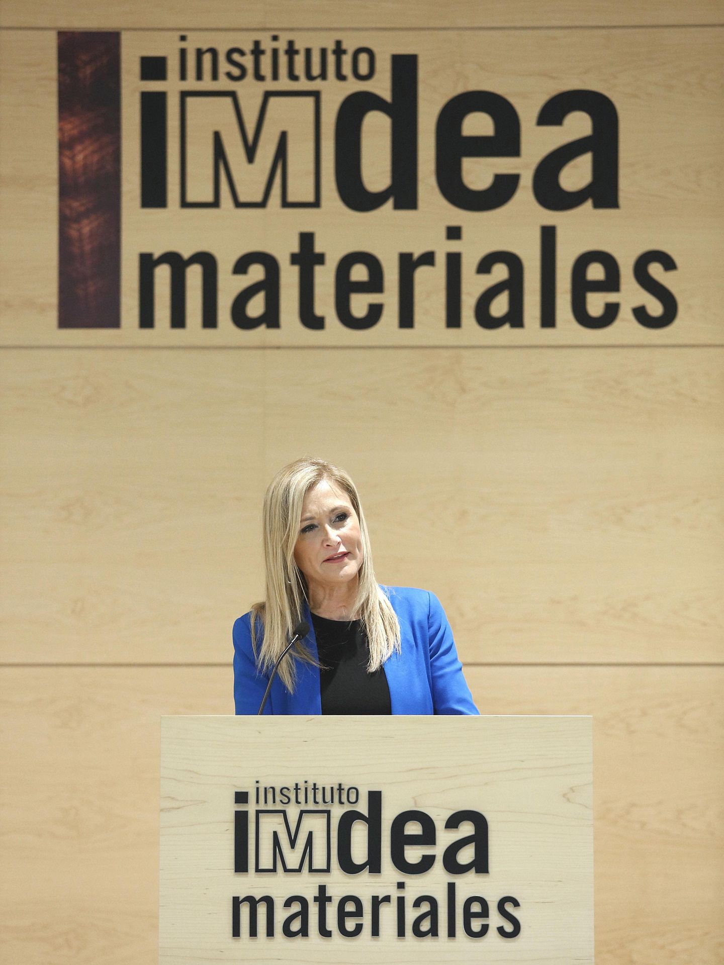 La expresidenta regional, Cristina Cifuentes, visita el IMDEA Materiales en 2015. (EFE)