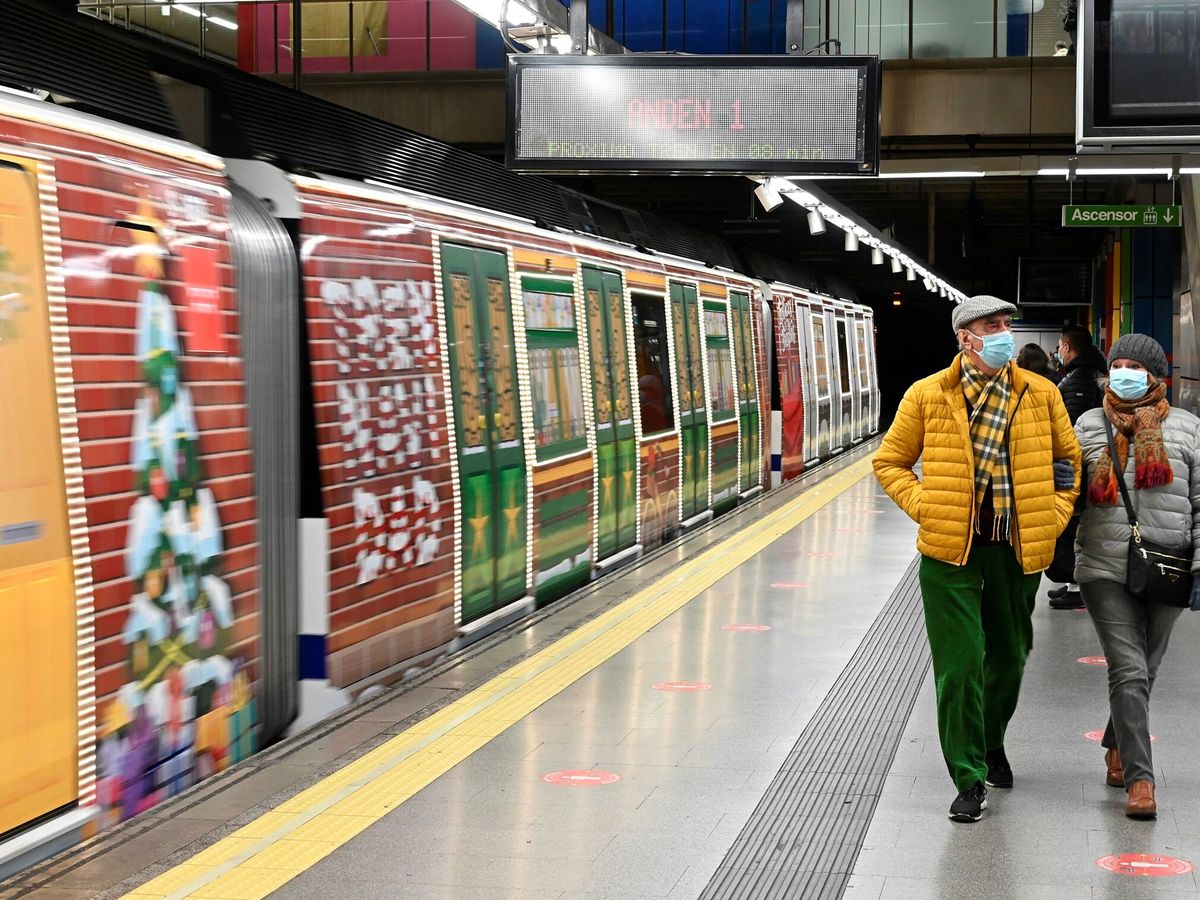 Foto: El metro mejora un 48% interanual, pero sigue un 27% por debajo respecto a 2019. (EFE/Fernando Villar)