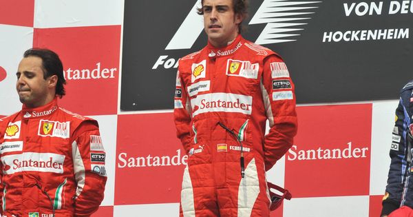 Foto: Fernando Alonso y Felipe Massa en el podio del Gran Premio de Alemania de 2010. (Reuters)