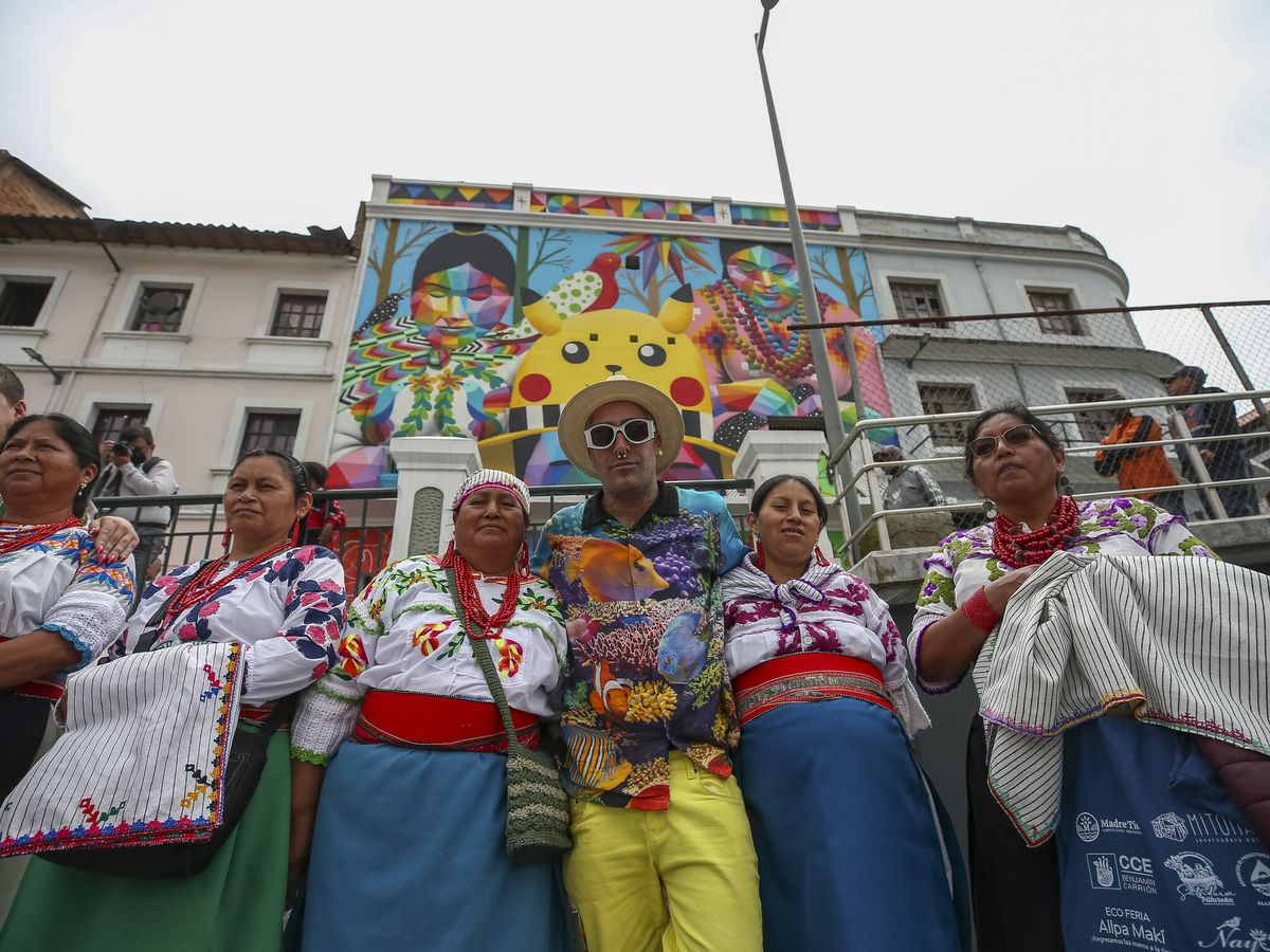 Foto: El artista español Okuda San Miguel (en el centro) inaugura un mural que pintó en Quito. Ecuador (EFE/José Jácome)