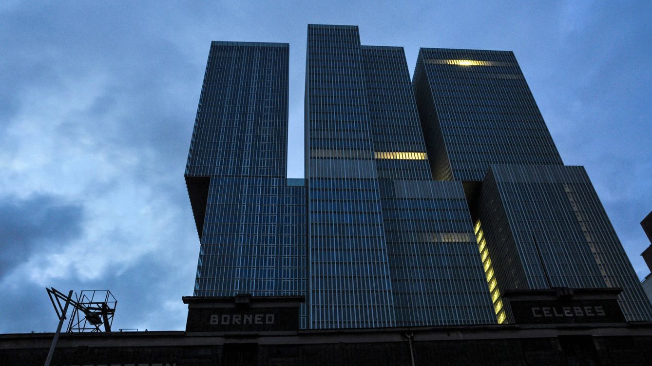 De Rotterdam, Rotterdam, Holanda, 1997–2013, está concebido como una ciudad vertical con tres torres interconectadas que albergan viviendas, oficinas y espacios de servicios comunes.