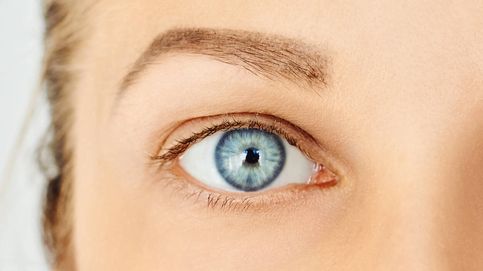 Operarte los ojos para tenerlos de color azul: el auge de una tendencia muy peligrosa