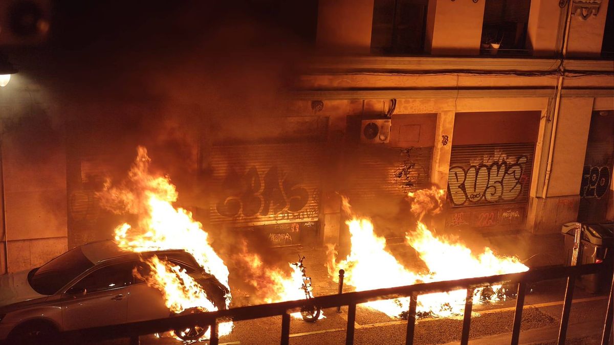 Patrullas ciudadanas en Bilbao contra la quema de contenedores: "Estamos desesperados"