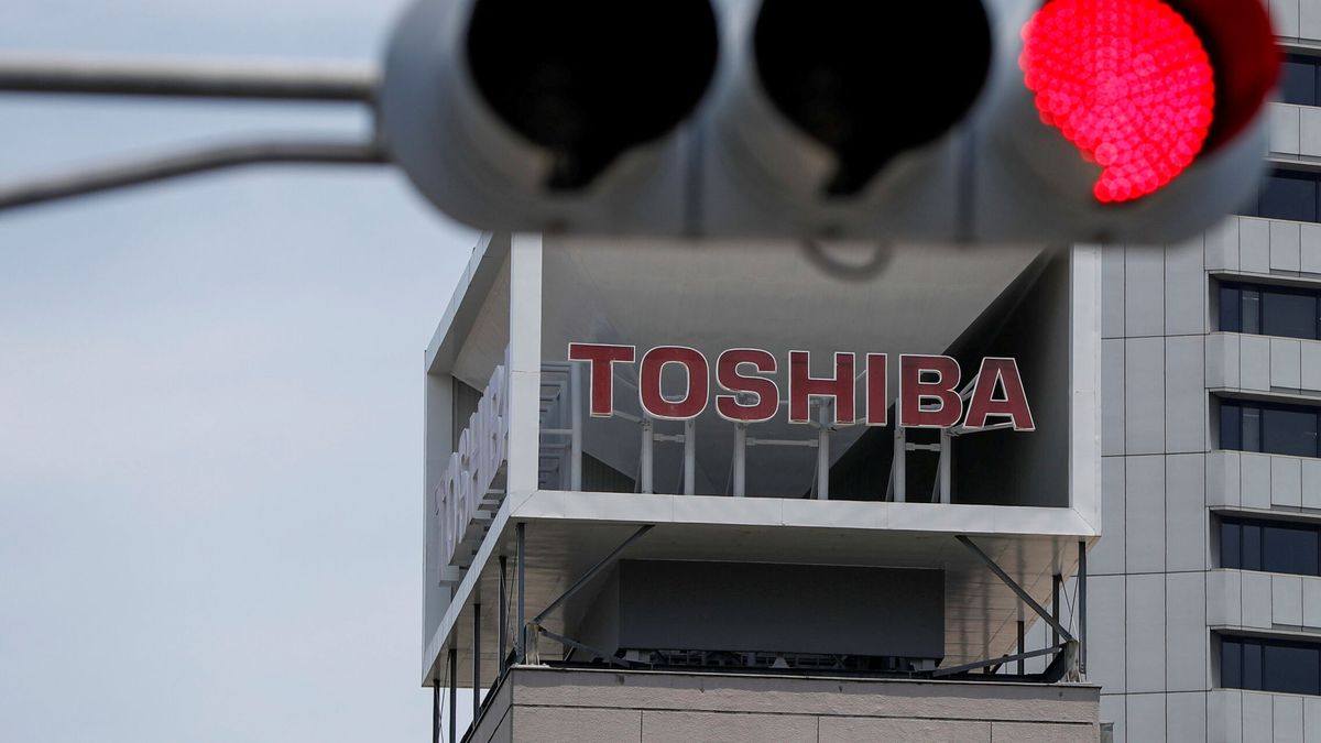 Los accionistas de Toshiba tumban al presidente en la junta tras el escándalo