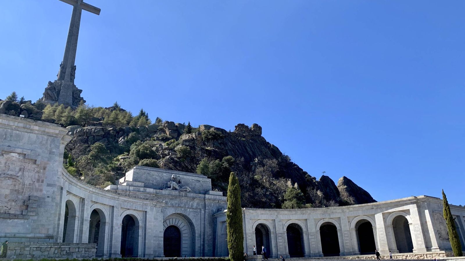 Foto: La explanada del Valle de los Caídos, con la imponente cruz y la basílica donde yace Francisco Franco, el pasado 13 de abril. (J. R. | EC)