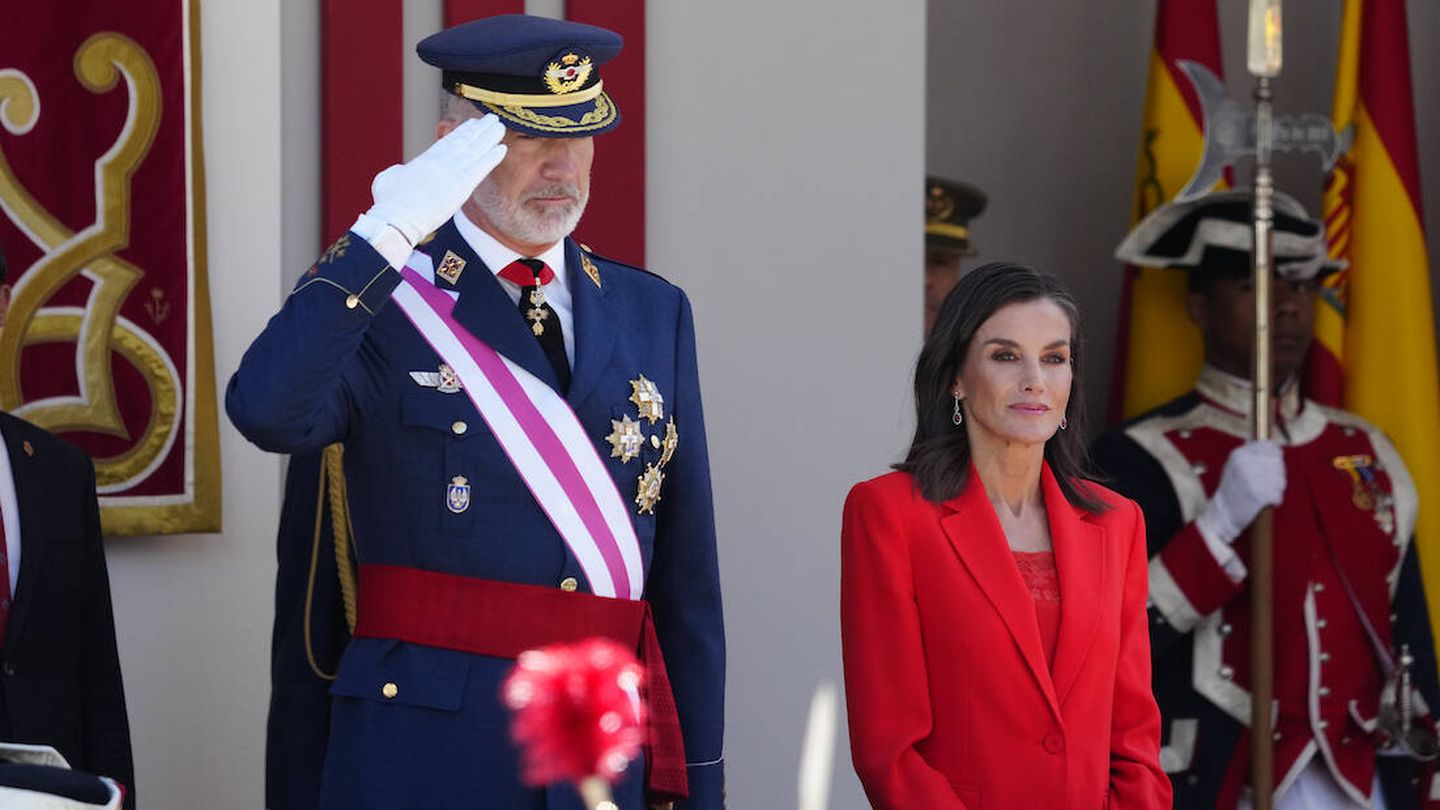 Felipe VI y Letizia, durante el desfile de las Fuerzas Armadas en Oviedo. (LP)