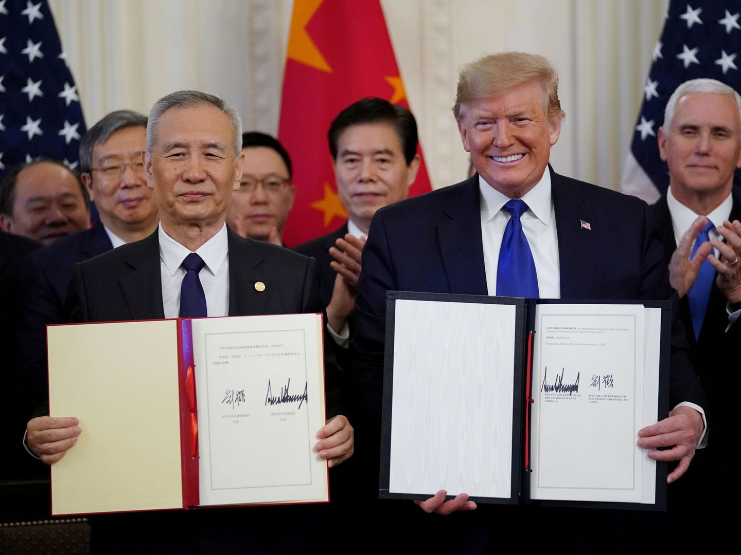 El viceprimer ministro chino, Liu, y el presidente de Estados Unidos, Donald Trump. (Reuters)