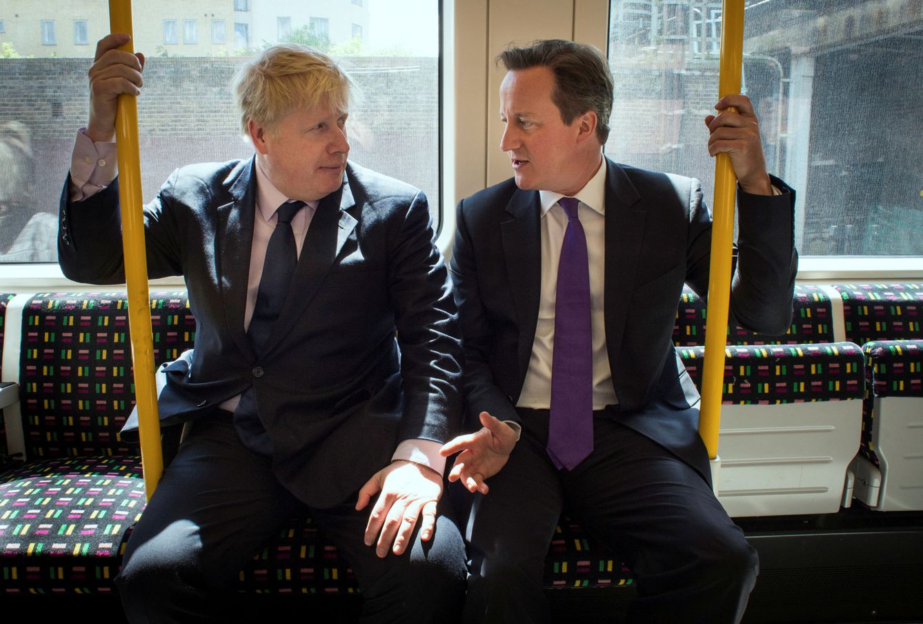 Boris y Cameron, en un autobús. (Reuters) 