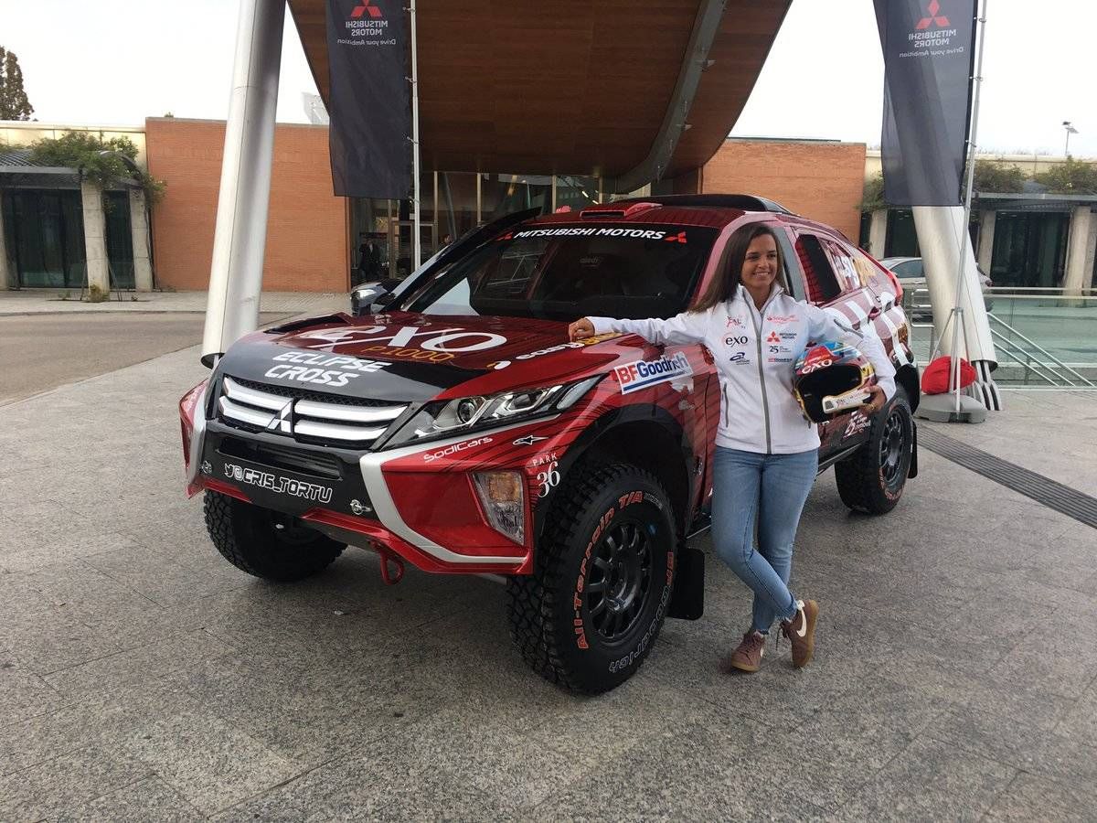 Foto: Cristina Gutiérrez posa con su nueva arma para el Rally Dakar. (Mitsubishi)