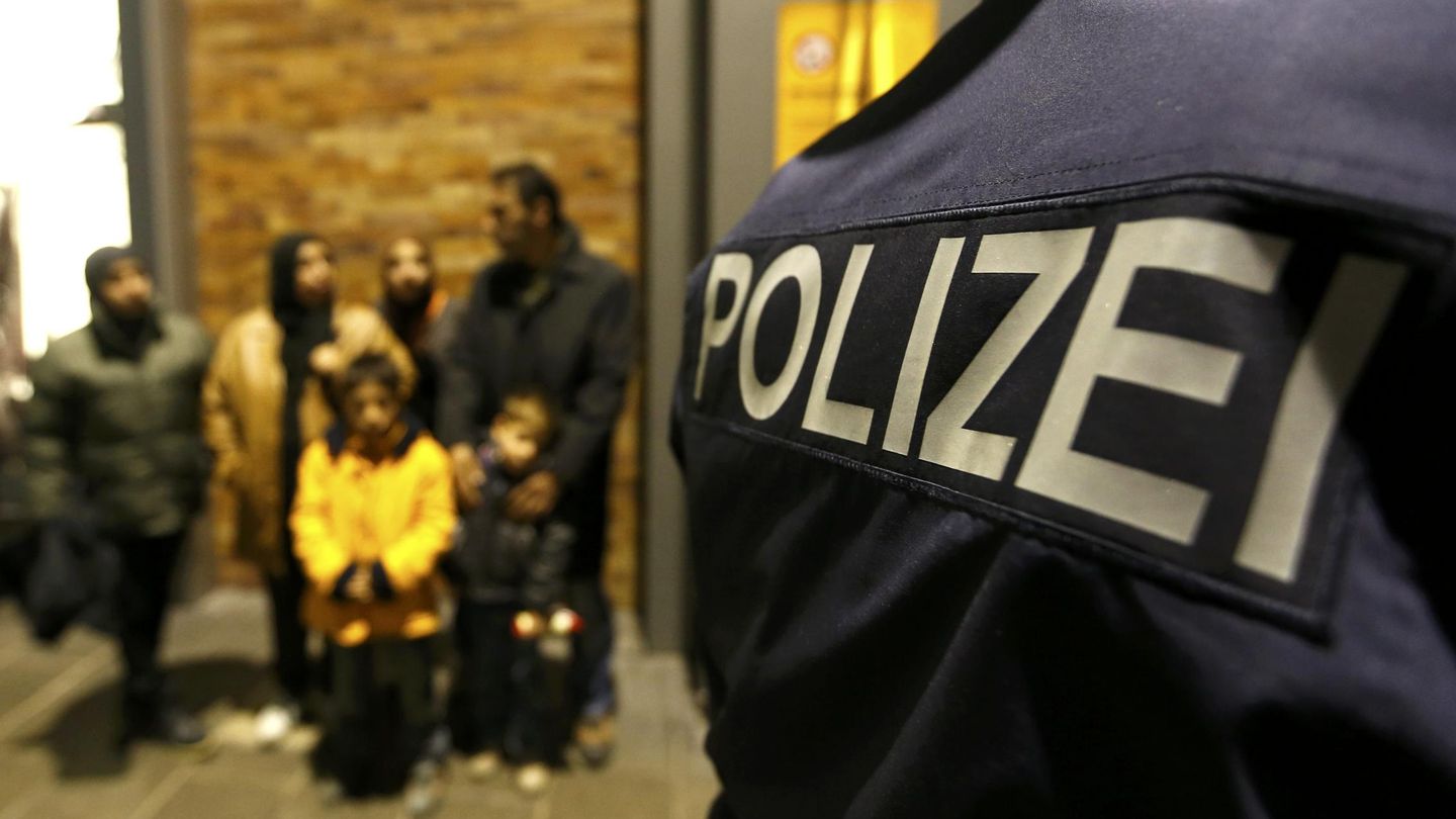 Un agente federal alemán habla con inmigrantes ilegales tras su llegada a la estación de Múnich (Reuters).