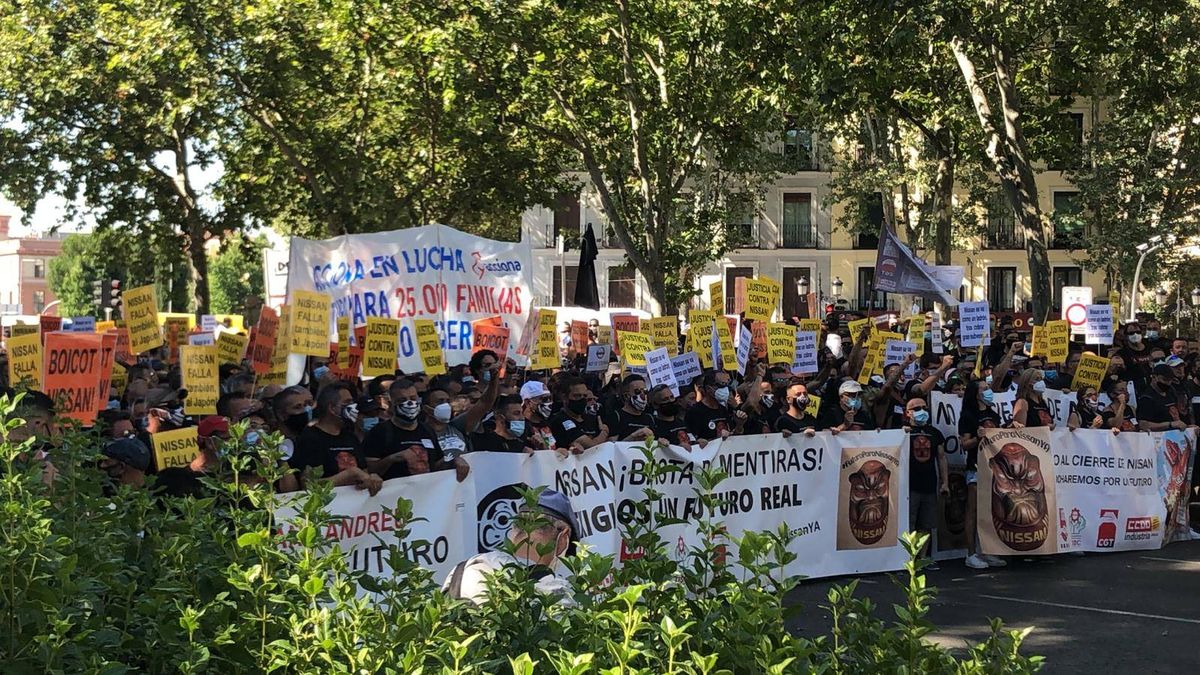 Unos 1.500 trabajadores de Nissan protestan en Madrid por el cierre de fábricas