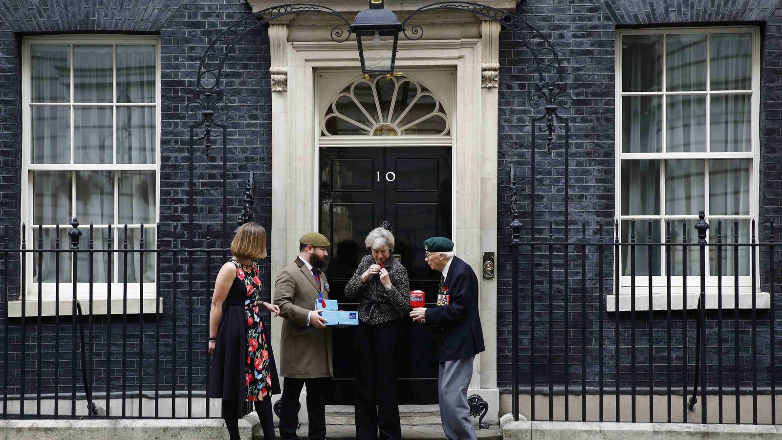 Foto: La primera ministra de Reino Unido, Theresa May, recibe unos presentes en el número 10 de Downing Street. (Reuters)