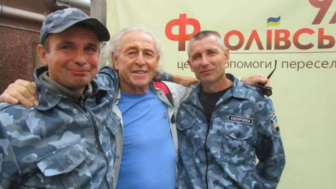 Foto: Mario García, con militares ucranianos. (Cedida)