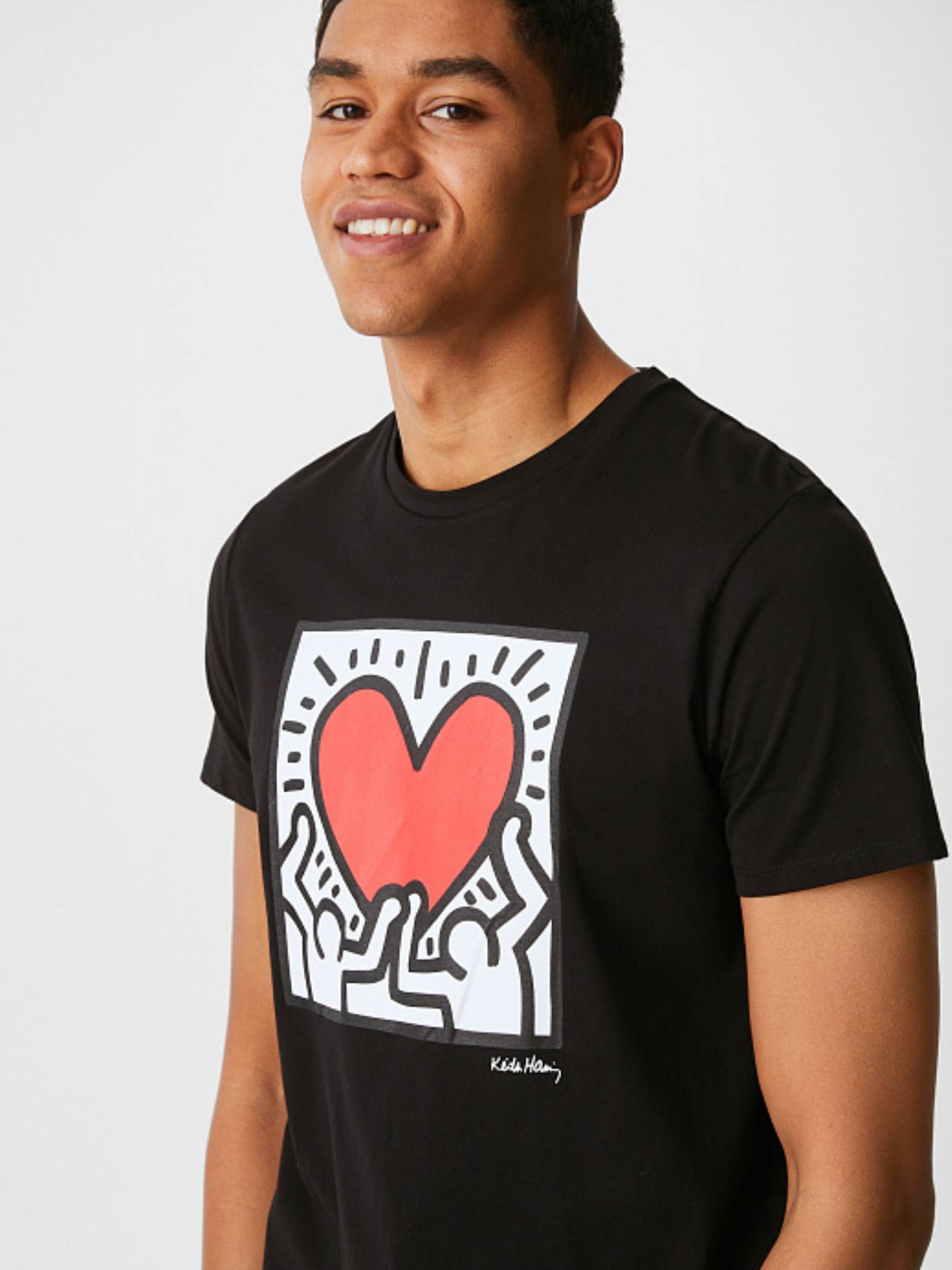 Las camisetas de CyA que recuperan los diseños de Keith Haring. (Cortesía)