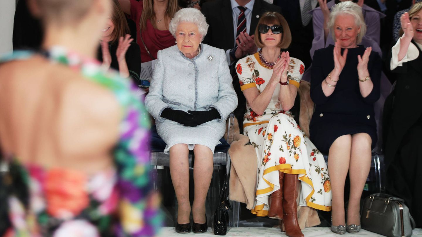 La reina Isabel junto a Anna Wintour en la Semana de la Moda de Londres. (Gtres)