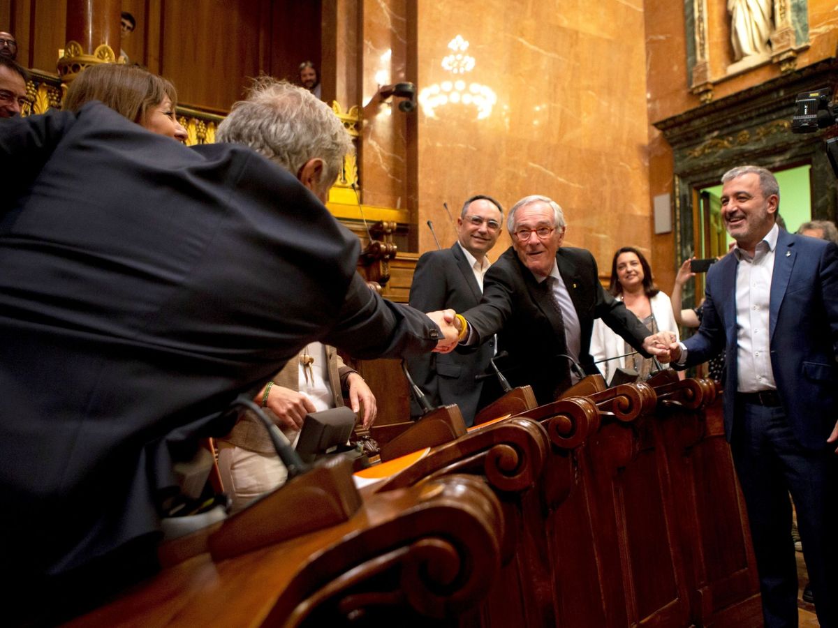 Foto: Jaume Collboni y Xavier Trias en el último pleno del segundo como alcalde. (EFE)
