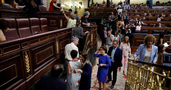 Foto: Soraya Sáenz de Santamaría, seguida de más diputados, durante la votación de Rosa María Mateo como gestora única de RTVE, este 27 de julio. (EFE)