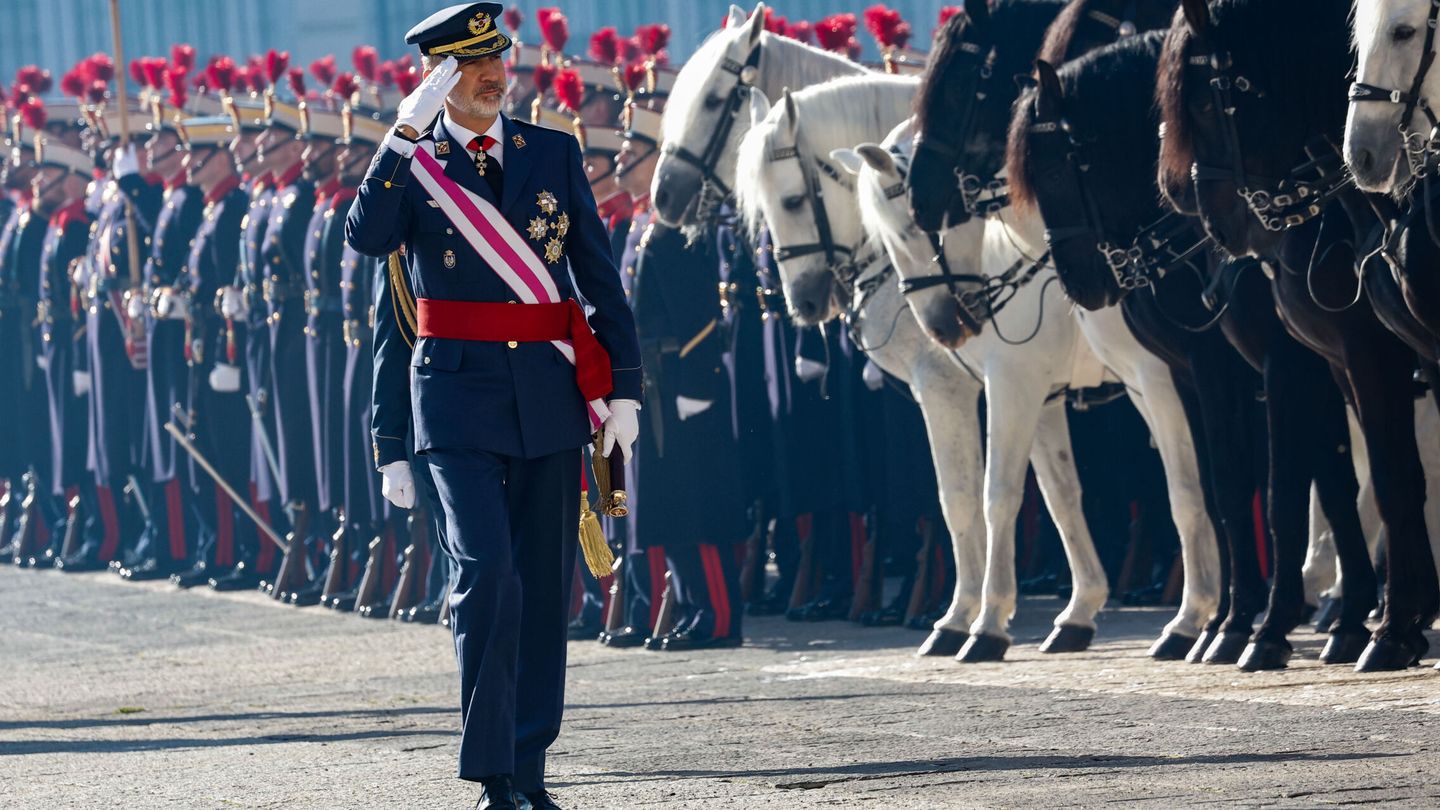 El rey Felipe VI pasa revista a las tropas durante la celebración de la Pascua Militar de 2023 en la plaza de la Armería de Madrid, frente al Palacio Real. (EFE/Chema Moya)