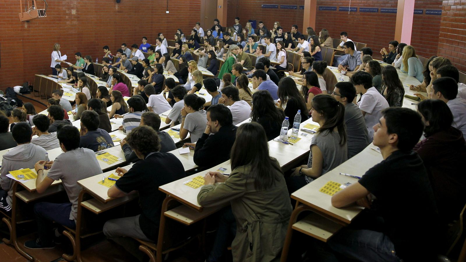 Foto: Alumnos en la prueba de selectividad en la Facultad de Biología de la Universidad de Barcelona. (EFE/Alberto Estévez)