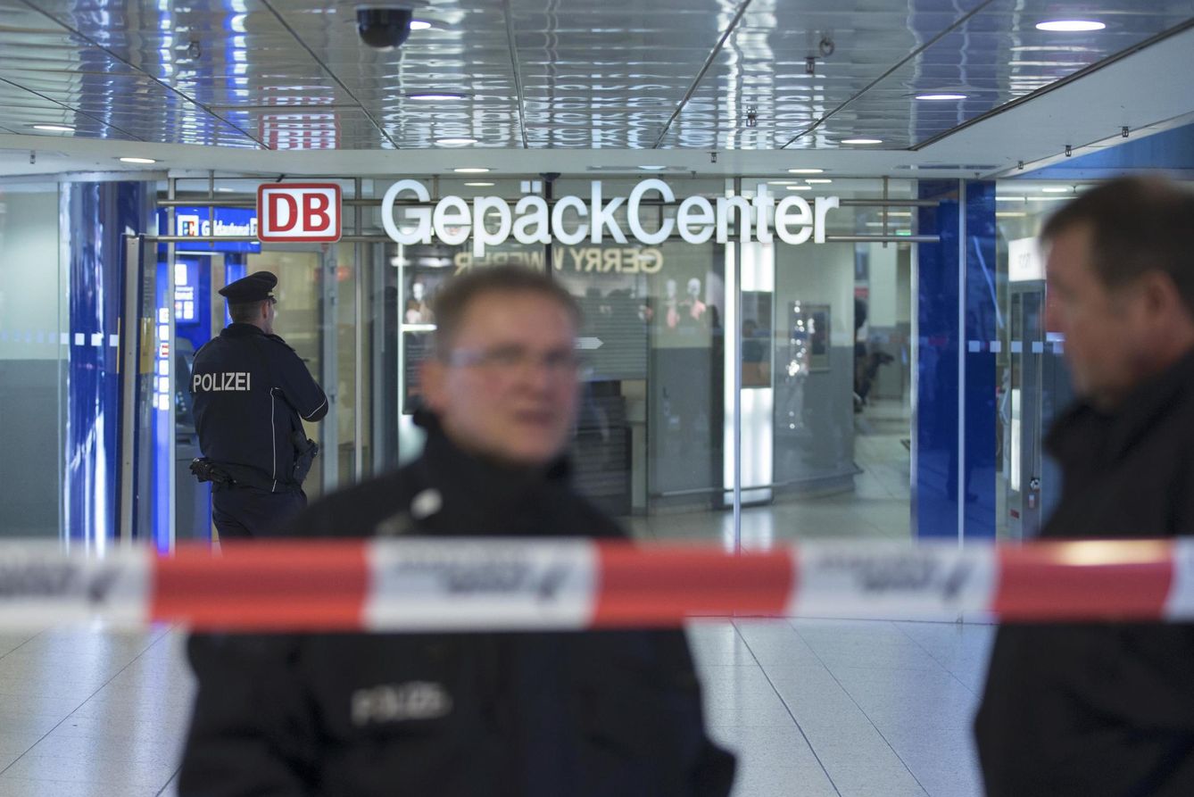 La policía acordona la estación de tren en Hannover tras una alerta de bomba que resultó ser falsa, en noviembre de 2015 (Reuters) 
