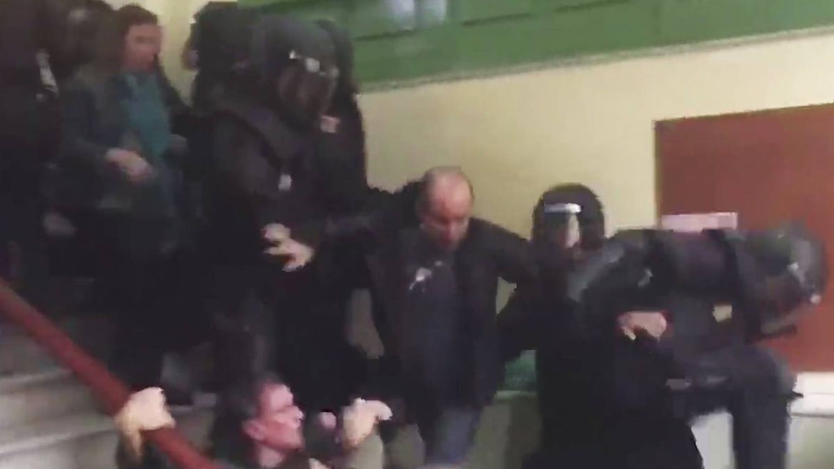 Un vídeo muestra cómo un policía da una patada a una votante en Barcelona