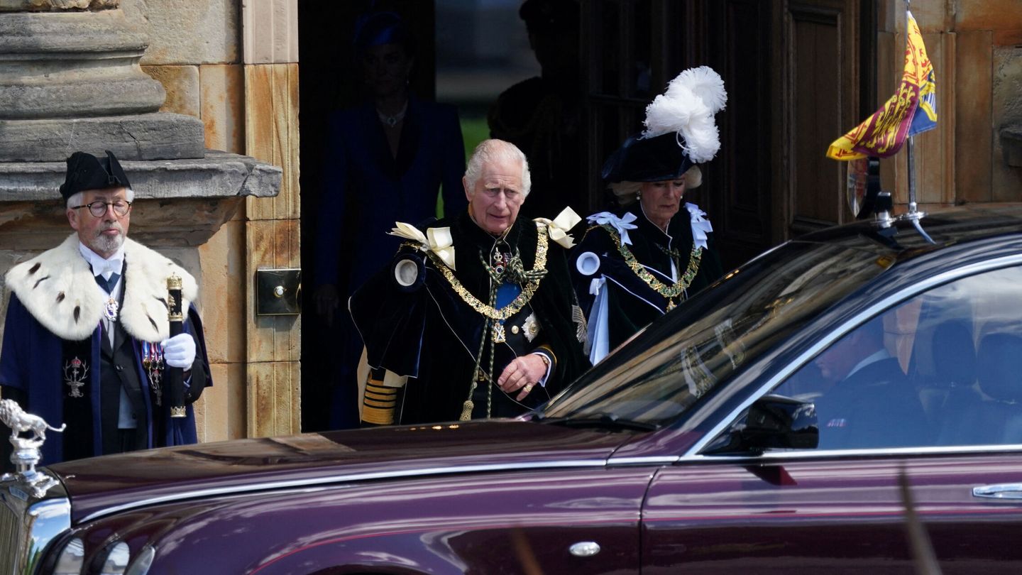 Los Reyes, saliendo del palacio de Holyroodhouse. (Reuters/Owen Humphreys)