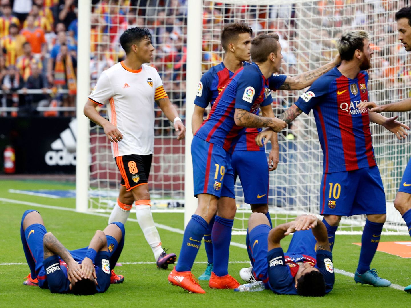 Una botella impactó en algunos jugadores del Barcelona. (EFE)