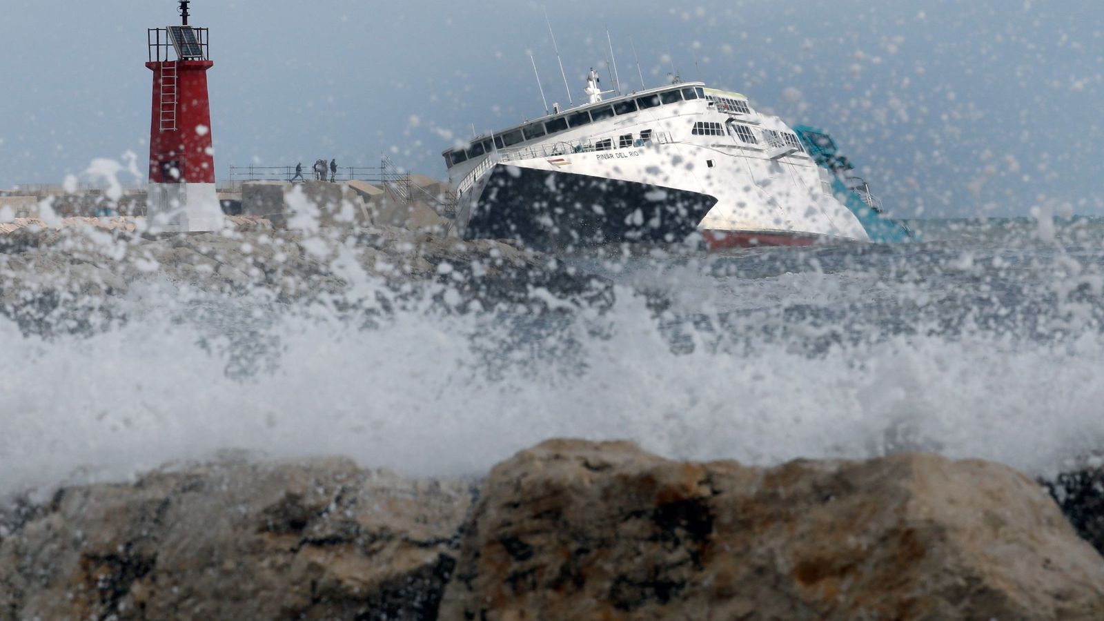Foto: Las olas zarandean el buque 'Pinar del Río' de la naviera Balearia. (EFE)