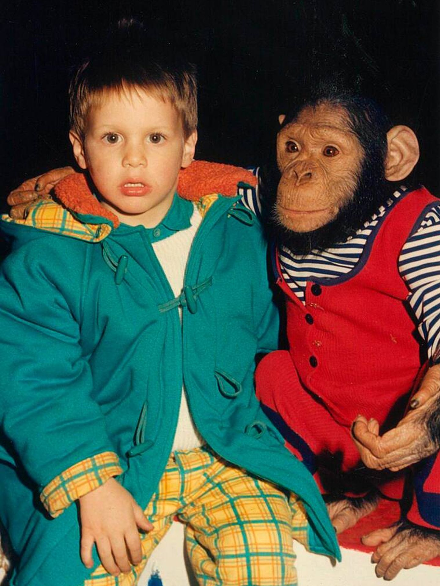 Rafael González y uno de los adorables chimpancés del Circo Mundial. (Cortesía)