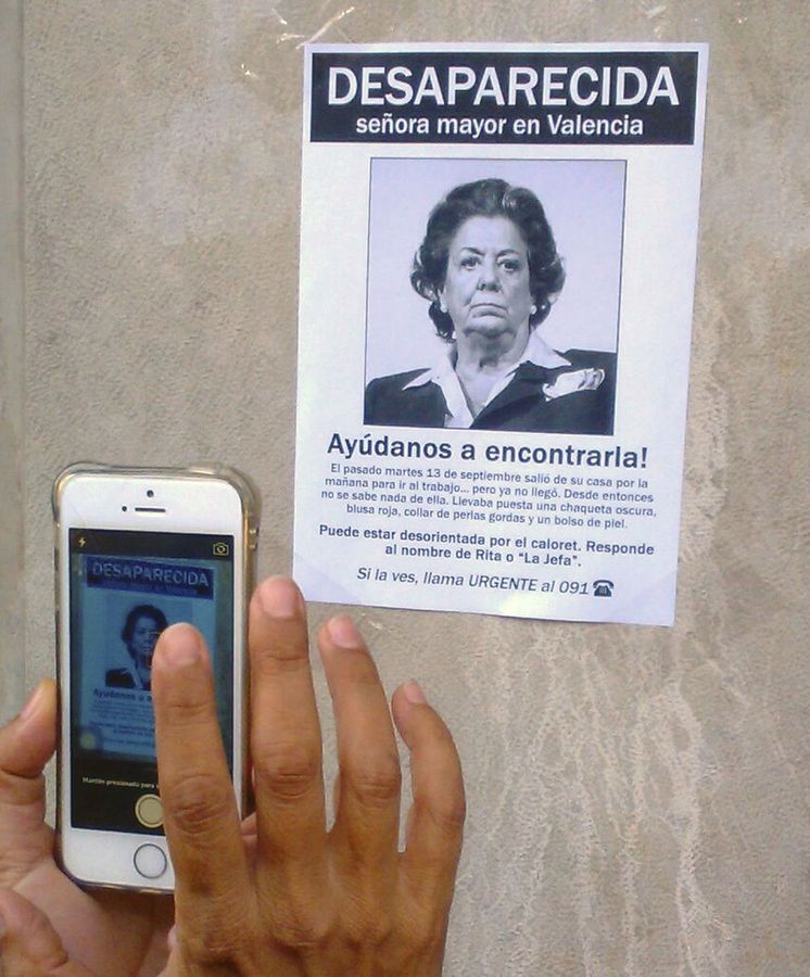 Foto: Pegan un cartel irónico en el portal de Barberá. (EFE)