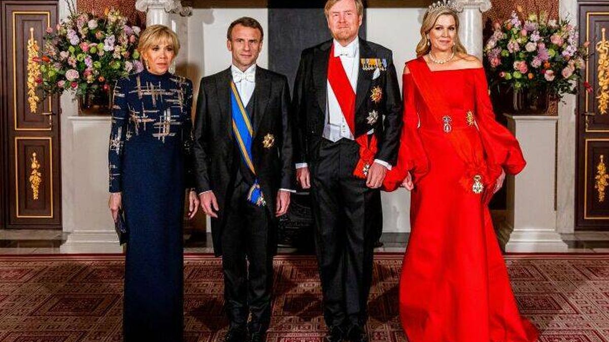 Tiara de perlas y un dramático vestido de gala rojo: Máxima de Holanda, de cena con Brigitte Macron