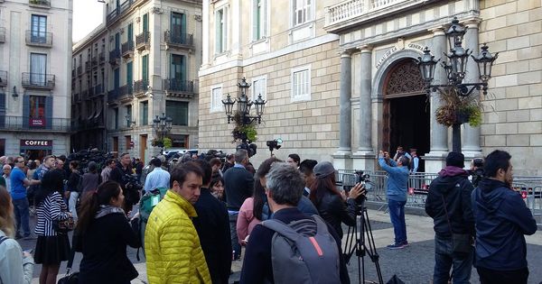 Foto: Los periodistas esperan la llegada de Puigdemont en el Palau de la Generalitat. (Rafa Méndez)