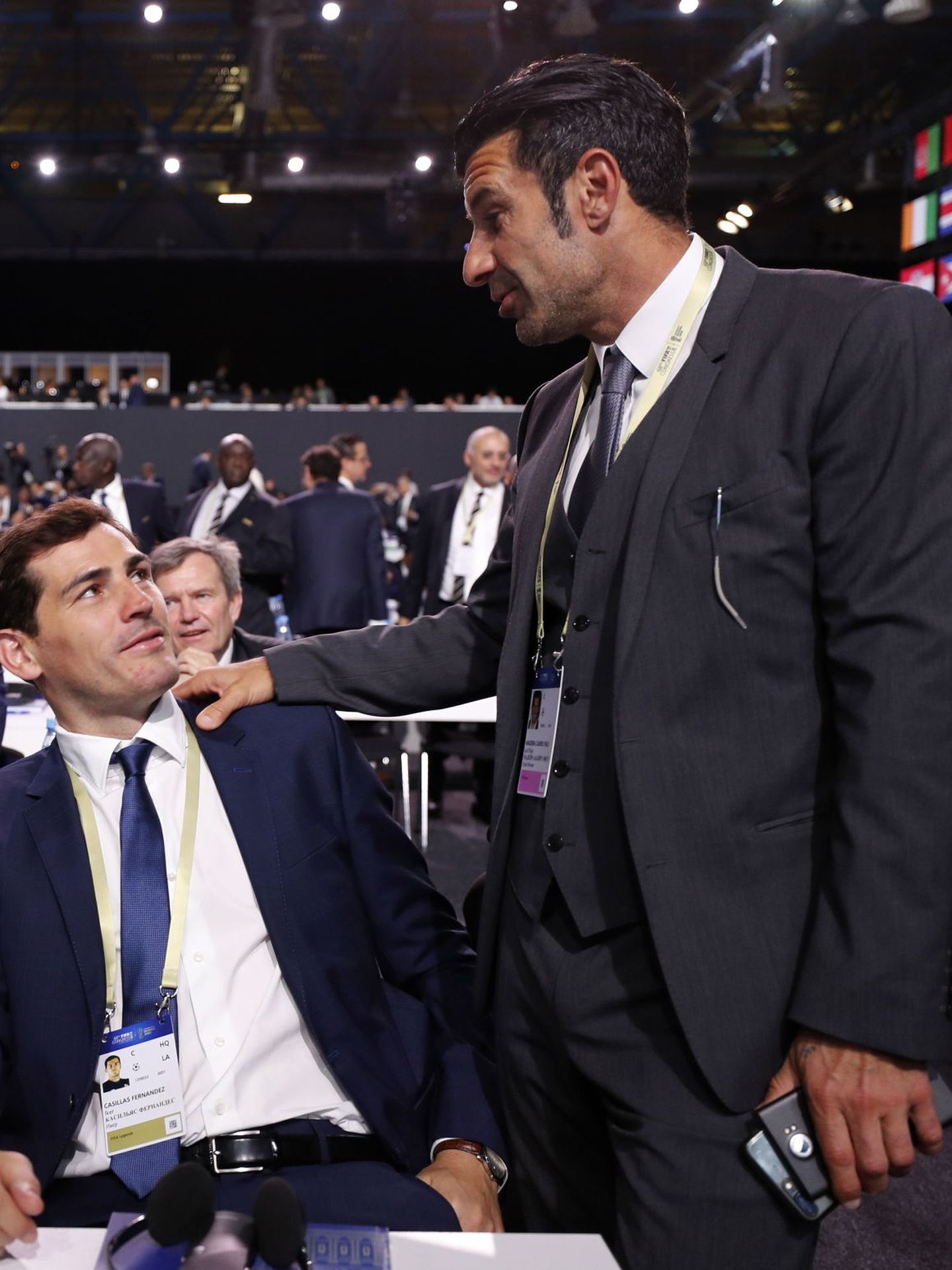 Luis Figo saluda a Iker Casillas durante un acto de la FIFA en Moscú. (EFE)