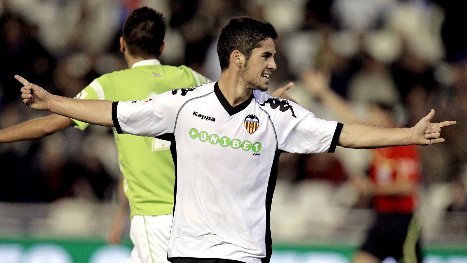 Isco celebra el primer gol en la noche mágica frente al Logroñés, en Mestalla. (EFE/Manuel Bruque)