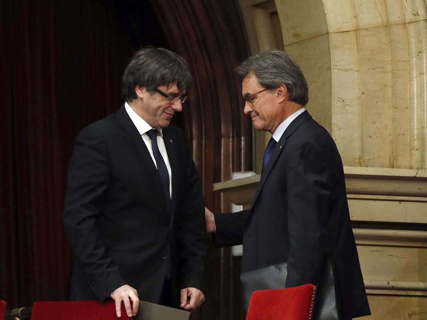El presidente de la Generalitat, Carles Puigdemont (i), y el expresidente Artur Mas. (EFE)
