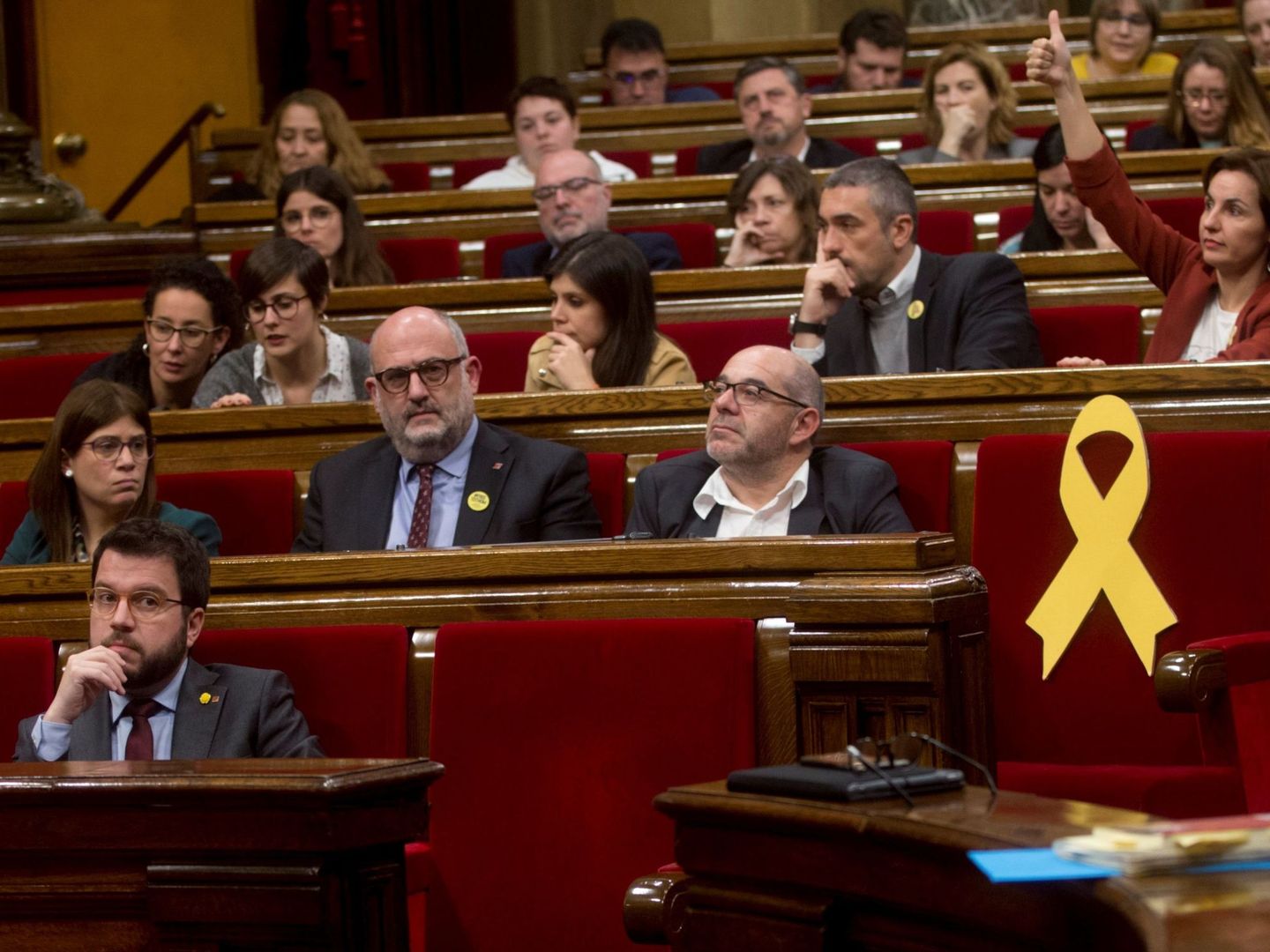 El vicepresidente de la Generalitat, Pere Aragonès (i), junto al escaño vacío del presidente Quim Torra. (EFE)