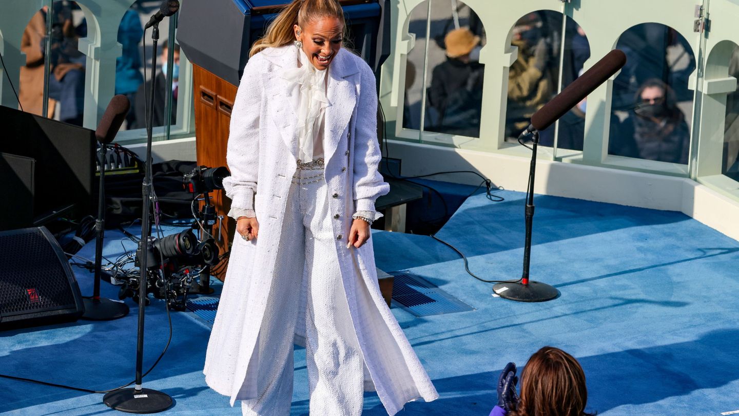 Jennifer Lopez con abrigo blanco en la ceremonia de inauguración de Joe Biden. (EFE)