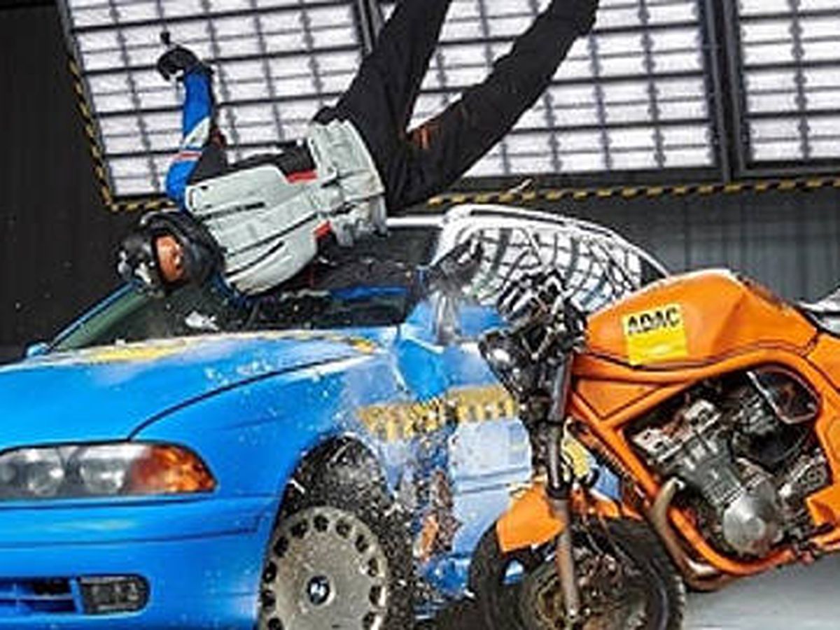 Foto: Pruebas de choque entre moto y coche para demostrar los graves riesgos para el motorista.