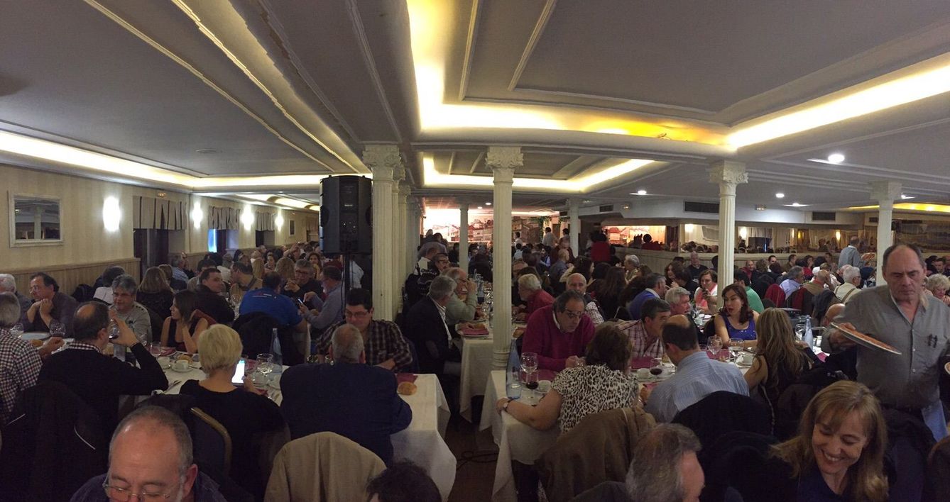 En la cena participaron más de 500 militantes, cargos orgánicos, alcaldes... reunidos en dos salones. (EC)