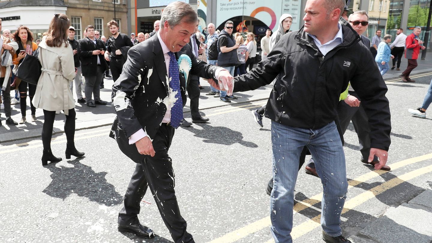 Nigel Farage recibe un 'batidazo' durante un acto en Newcastle. 20 de mayor de 2019. (Reuters)