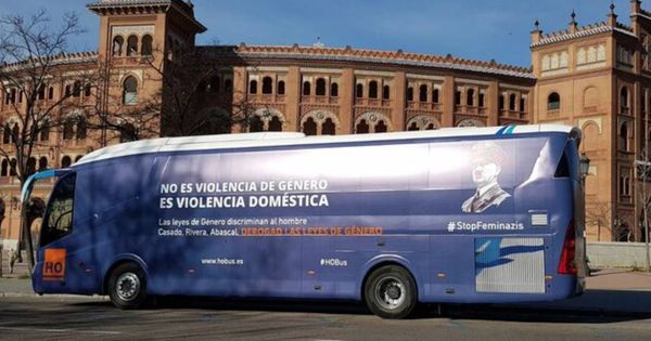 Foto: El autobus de HazteOir que la Policía Local de Valencia ha llevado a la central para que retire las láminas antifeministas. (EFE)