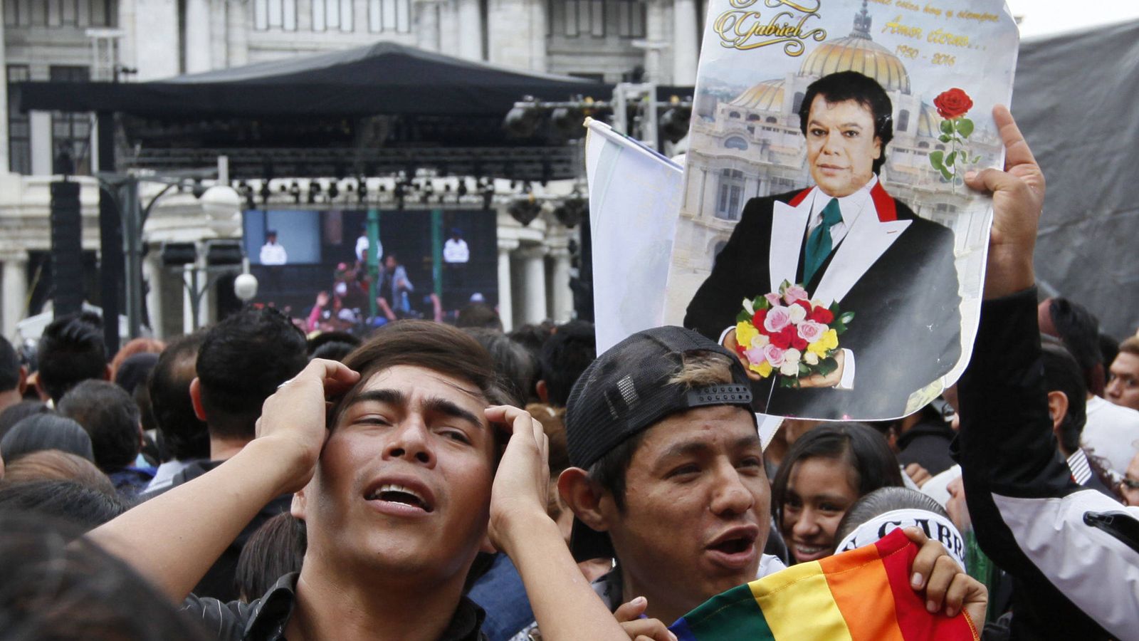 Foto: Fans de Juan Gabriel en Ciudad de México esperando la llegada de sus cenizas (EFE)