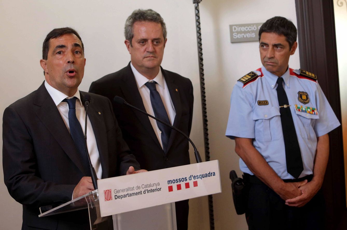 A la izquierda, Pere Soler junto a Forn y Trapero el 17 de julio de 2017 cuando Jané ya había dimitido. (EFE)